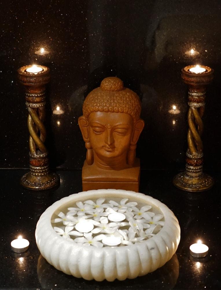 Taj Chandīgarh Zewnętrze zdjęcie A statue of the Buddha with two oil lamps