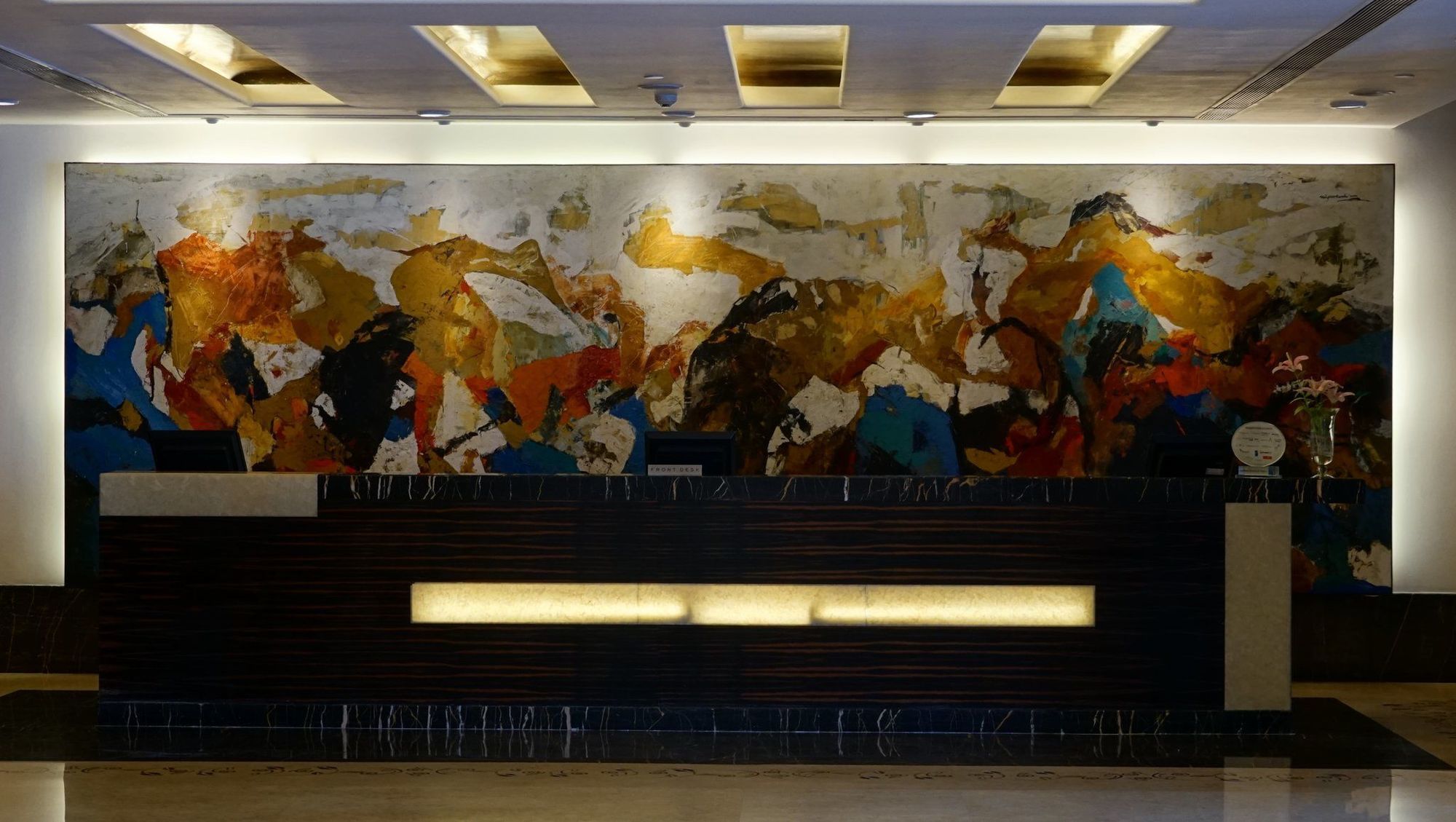 Taj Chandīgarh Zewnętrze zdjęcie Mural at the lobby of the hotel