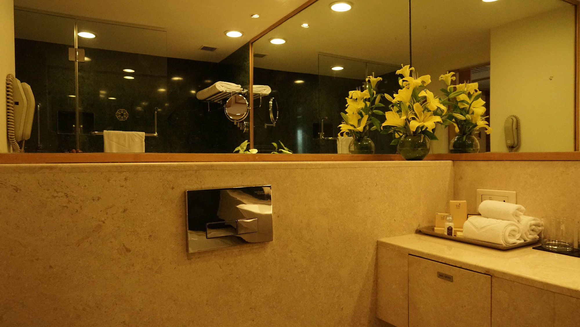 Taj Chandīgarh Zewnętrze zdjęcie A hand dryer in a hotel bathroom