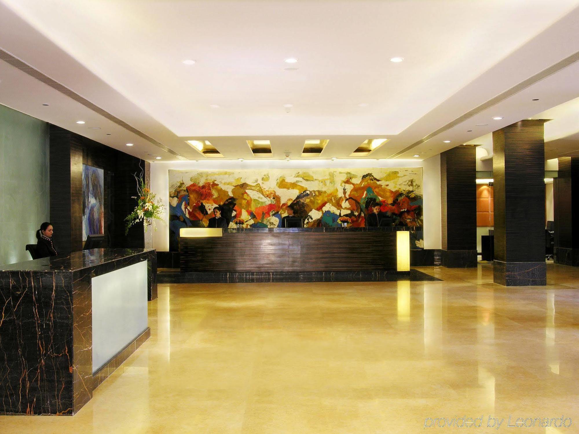 Taj Chandīgarh Zewnętrze zdjęcie The lobby of the hotel